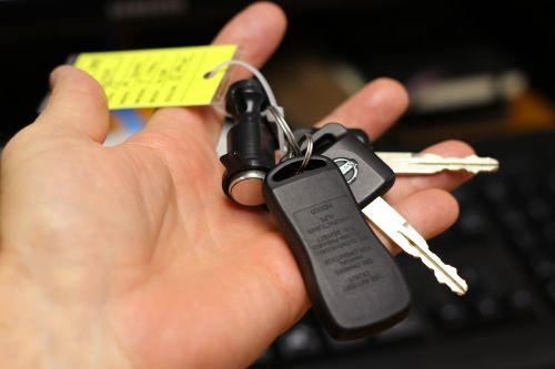 hand car car delivery car keys