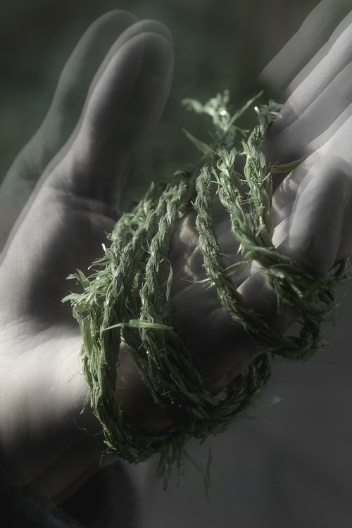 hand  green  string