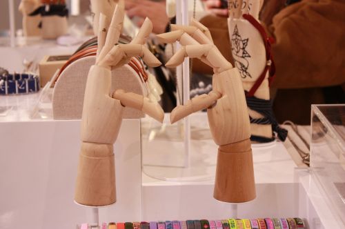 hand hearts sign