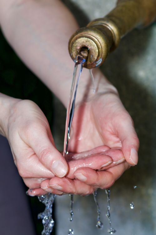 hands water fountain