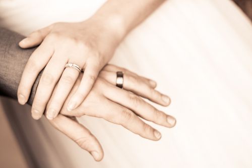 hands couple rings