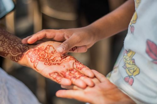 hands henna tattoo