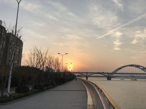 hangzhou the qiantang river sunset