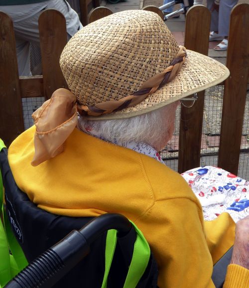 hat old woman in the wheelchair