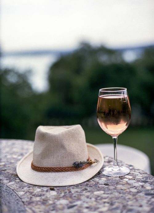 hat wine rose