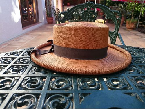 hat table chairs