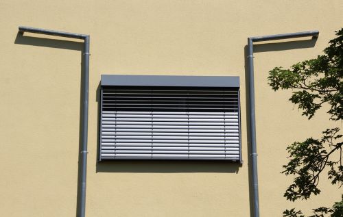 hauswand yellow window