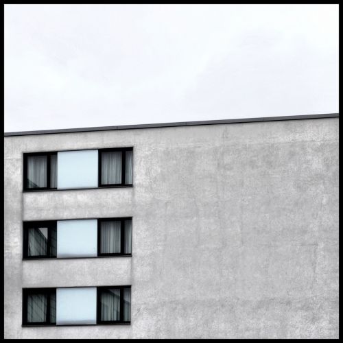 hauswand abstract window