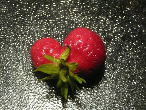 heart strawberry eat