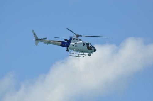 helicopter blue himmel