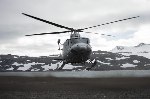helicopter  landing  snow