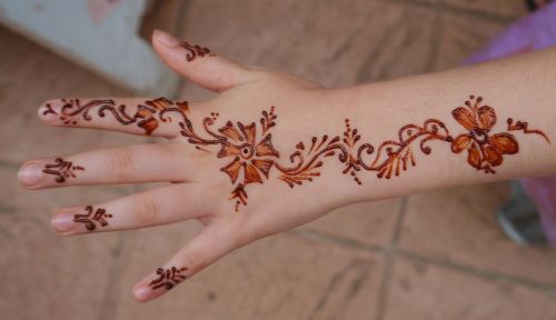 henna hand girl