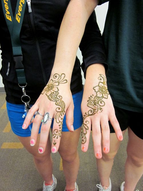 henna mehndi hands