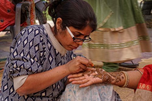 henna paint decorate