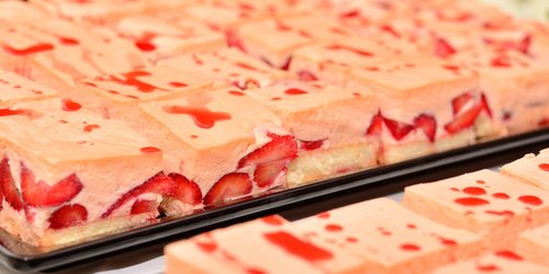 heritage cuts  cake  strawberries