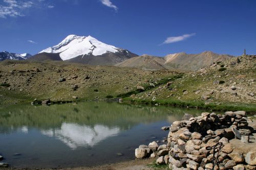 himalaya mountains trekking