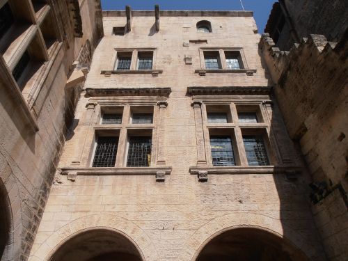 hof window courtyard