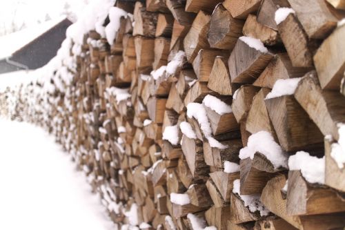 holzstapel winter firewood