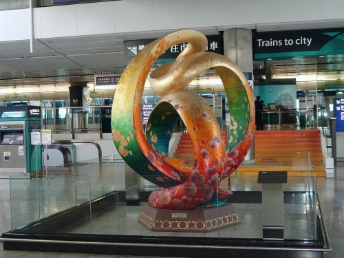 hong kong airport statue