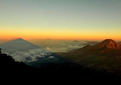 horizon mountains sky