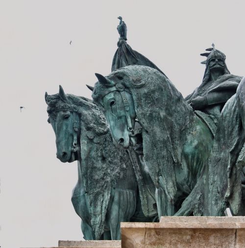 horses bronze statue