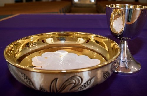 host  catholic  communion