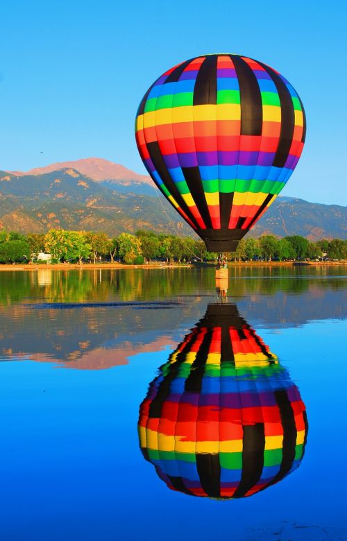 hot air balloon reflection pikes peak