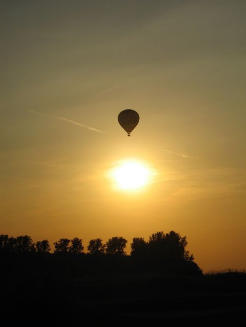hot air balloon sun back light