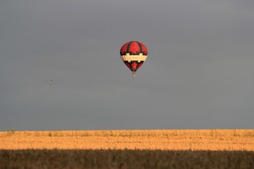 hot-air ballooning sky contrast