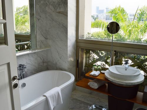 hotel bathroom luxury