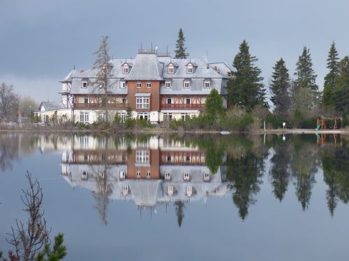 house lake reflection