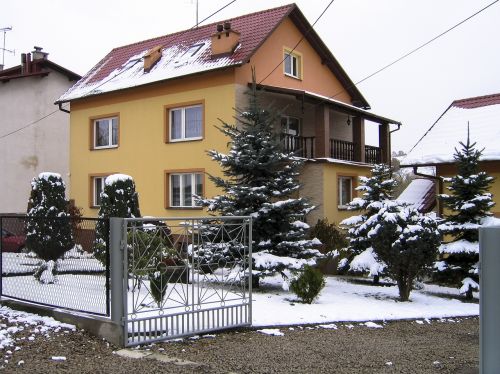 house snow yellow
