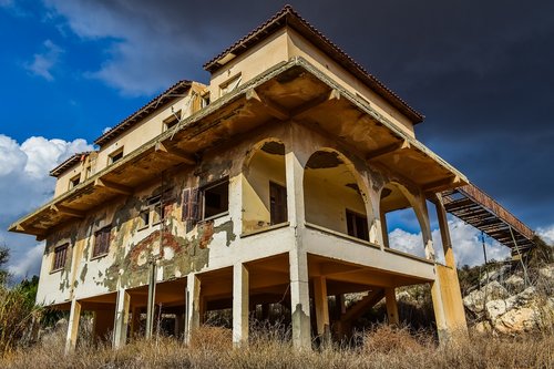 house  destroyed  abandoned