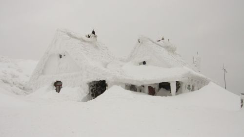 house snow buried