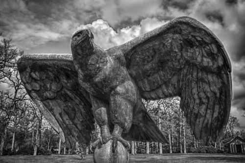 house thorn eagle statue