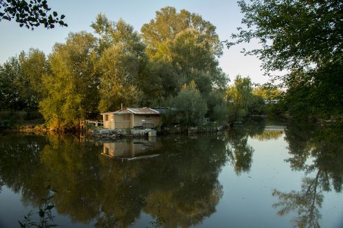 houseboat lake pond