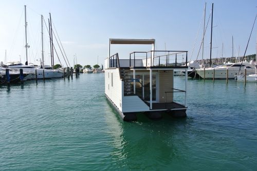 houseboat home water