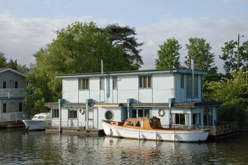houseboat channel boat