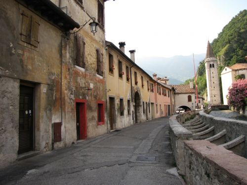 houses via alley