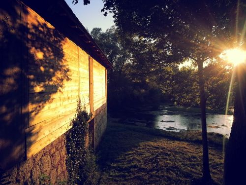 hut cabin lake