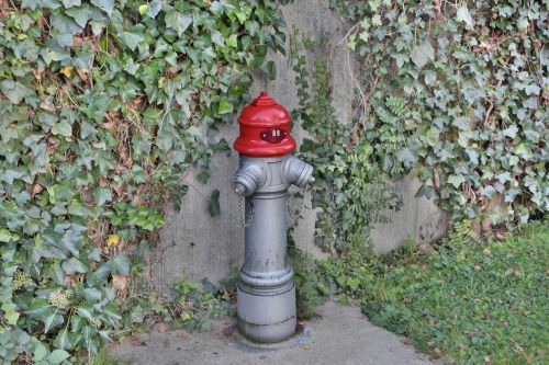 hydrant red metal