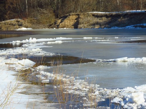 ice  river  hummocks
