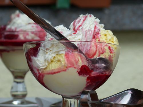 ice cream sundae raspberry cups vanilla ice cream