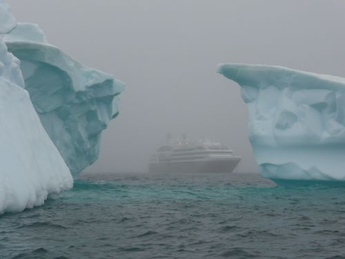 icebergs antarctica southern ocean