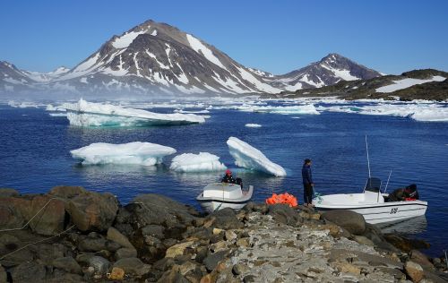 icebergs boats mountains