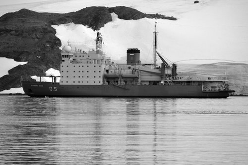 icebreaker  antarctica  blancoynegro