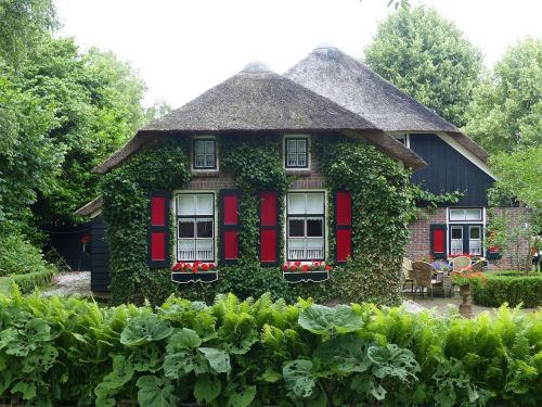 idyllic thatched cottage giethoorn netherlands