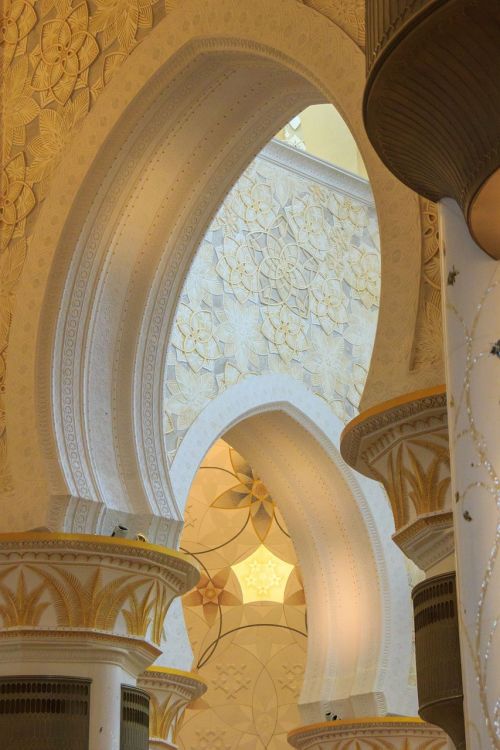 inside sheikh zayed mosque abu dhabi interior