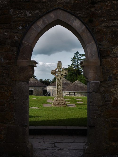 ireland  clonmacnoise  monastery