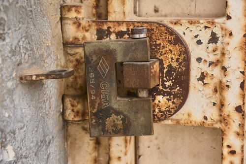 iron  oxide  padlock